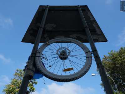 La bici venne posta alla base di un cartello stradale, all�incrocio tra piazza Massari e corso Vittorio Veneto. Oggi non c�� pi� (tolta per ragioni di sicurezza durante il G20 del 2021), ma � stata sostituita da una ruota, anch�essa dipinta di bianco